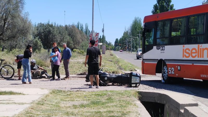 Choque entre un colectivo y una moto en Los Sauces y Butti